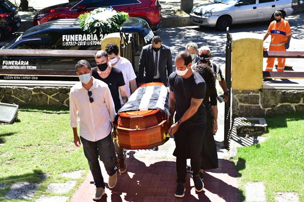 Corpo de Fernando Vanucci é velado no C.R. do Botafogo (Foto: Marcelo Sá Barretto / AgNews)