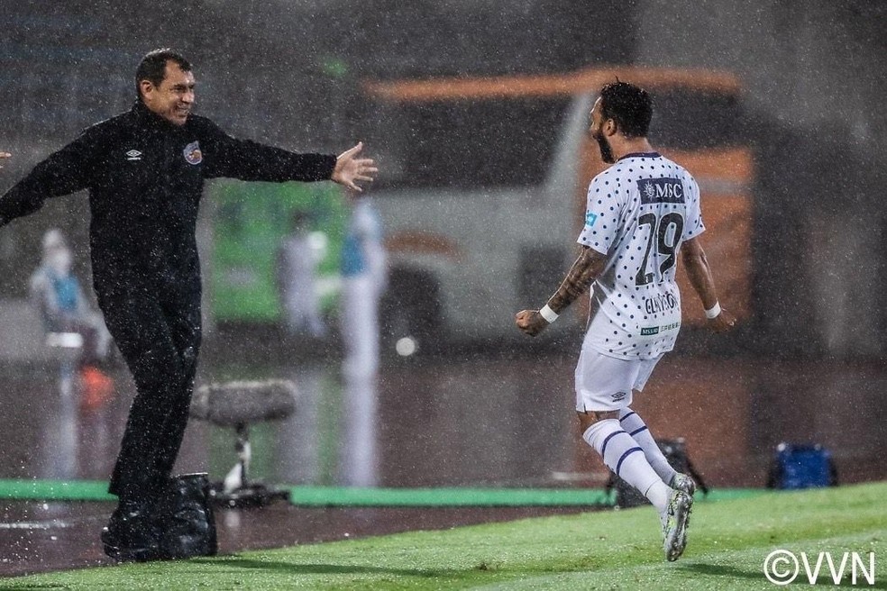 Dupla Fábio Carille e Clayson, ex-Corinthians, comemoram gol do V-Varen Nagasaki, no Japão — Foto: Divulgação