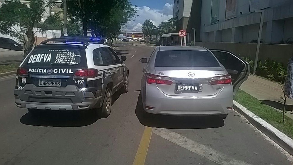 O carro conduzido pelo dentista, modelo Corola, também estava com placas falsas e com diversos indícios de adulteração (Foto: Polícia Civil de MT)
