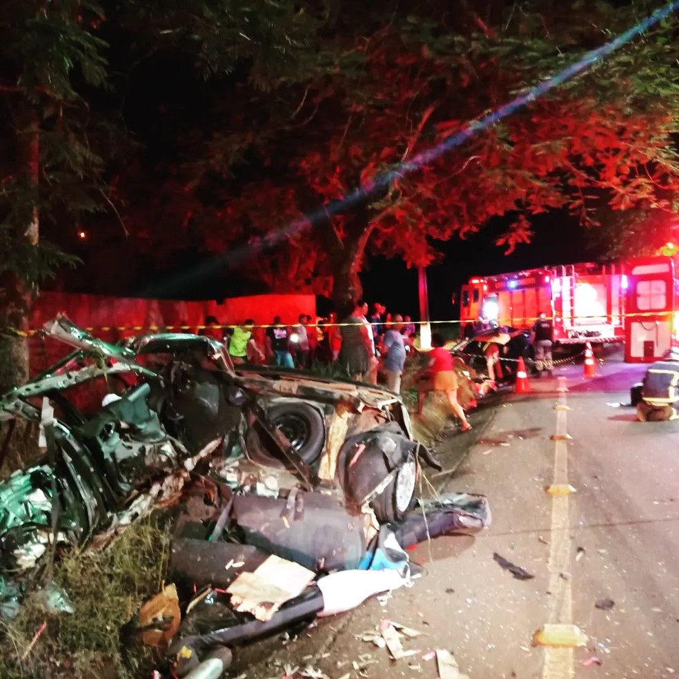 Veículos ficaram destruídos após acidente registrado na noite de domingo (26)  — Foto: Bombeiros 