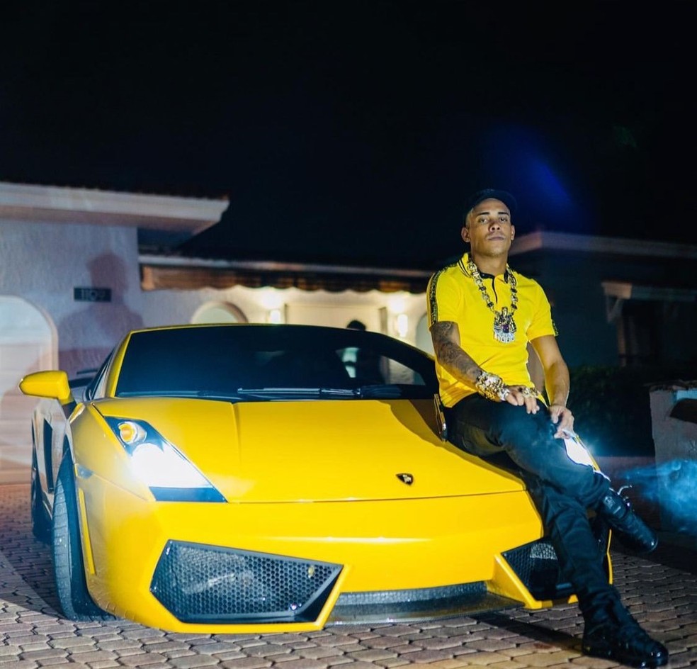 MC Poze com a sua Lamborghini  — Foto: Reprodução/Instagram