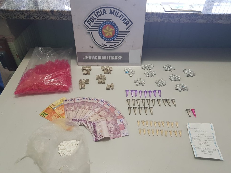 Além das porções de drogas, também foram apreendidos dinheiro e um comprovante de depósito — Foto: Polícia Militar/Divulgação