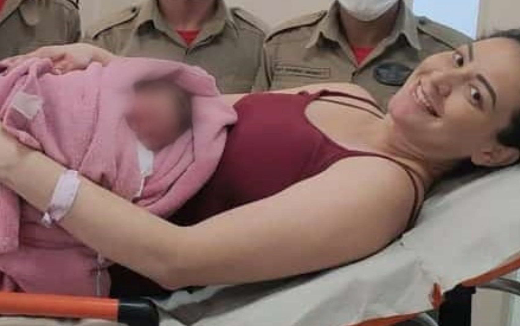 
Mulher dá à luz em apartamento e precisa ser carregada pelas escadas para ser levada a hospital em Goiânia
