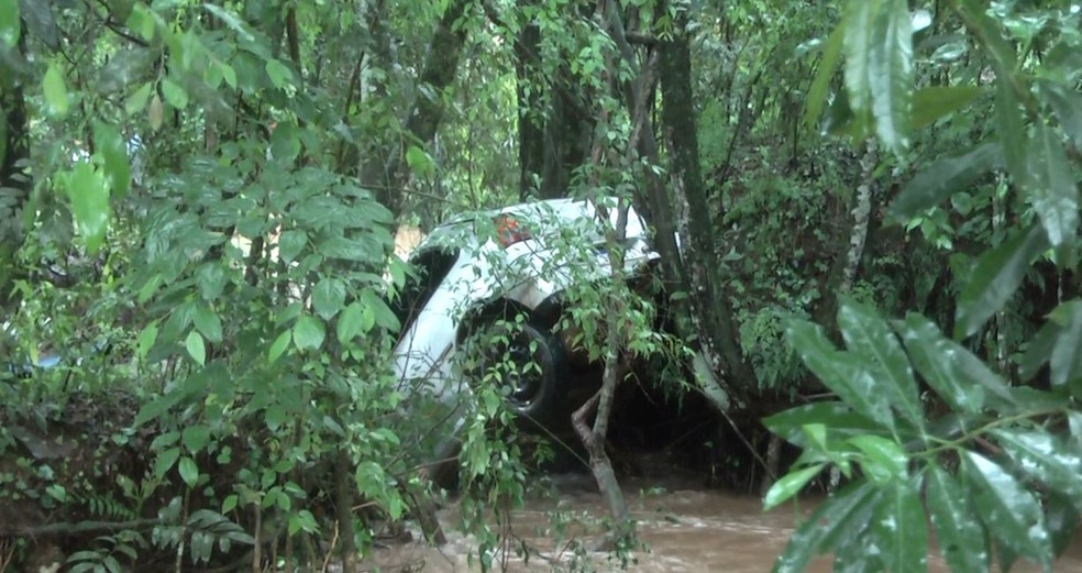 Carro foi arrastado por correnteza em Pato Branco — Foto: Leonardo Racoski/PBurgente
