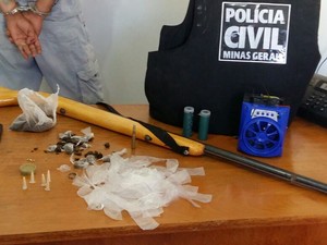 Material foi apreendido na casa onde o suspeito estava (Foto: Polícia Civil/Divulgação)
