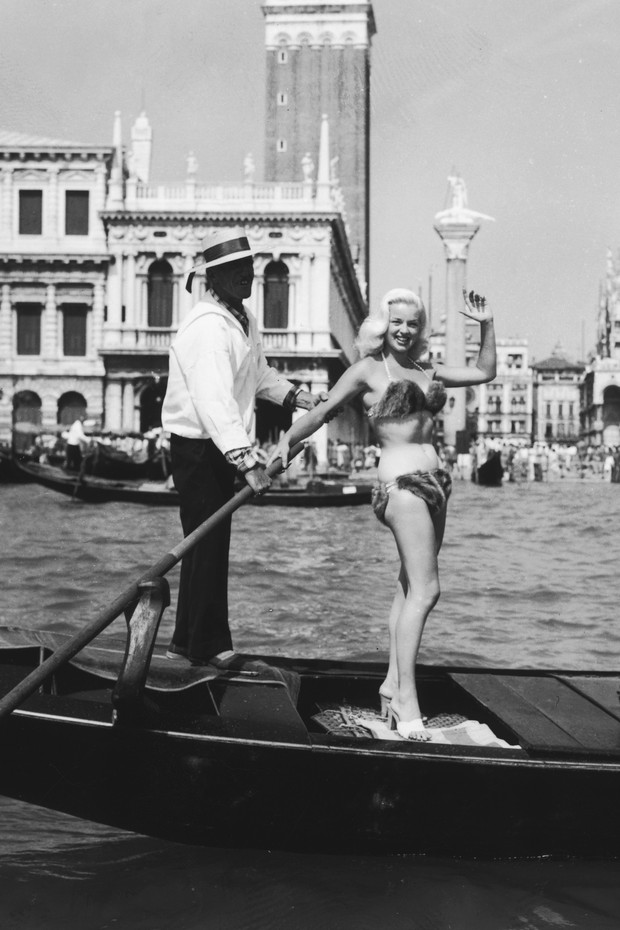 British actress Diana Dors (1931 - 1984) wearing a mink bikini whilst riding in a gondola past St Mark's Square, Venice during the Venice film festival, 5th May 1955. (Photo by Horace Abrahams/Keystone/Hulton Archive/Getty Images) (Foto: Getty Images)
