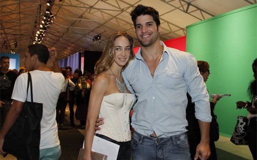 Ex-BBB Marcello leva namorada ao Fashion Rio - Quem | Fashion Rio Verão