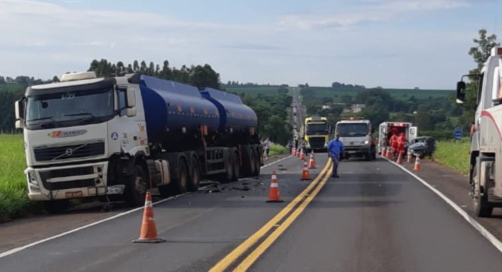 Batida contra carreta-tanque aconteceu no km 287 da BR-153, em Ocauçu — Foto: Polícia Rodoviária Federal/Divulgação