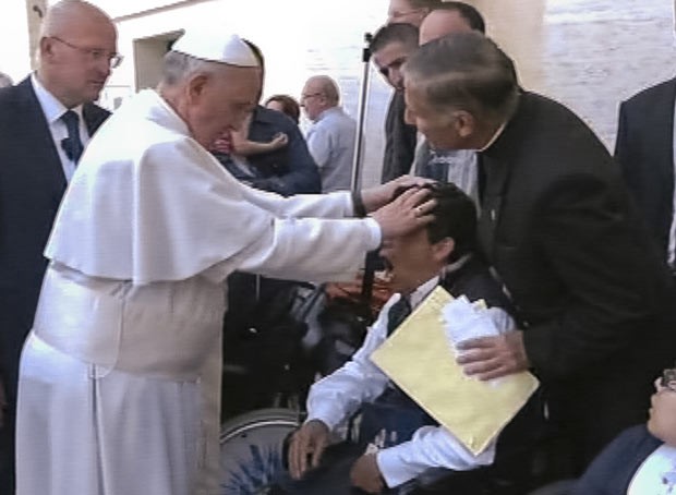 Imagem de TV que mostra o suposto exorcismo feito pelo Papa Francisco no domingo (19) (Foto: AP)