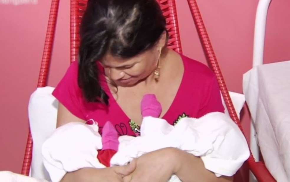 Um mês após parto, mãe viaja a Goiás para reencontrar filhas siamesas e se declara: 'Não vai faltar amor' — Foto: Reprodução/TV Anhanguera