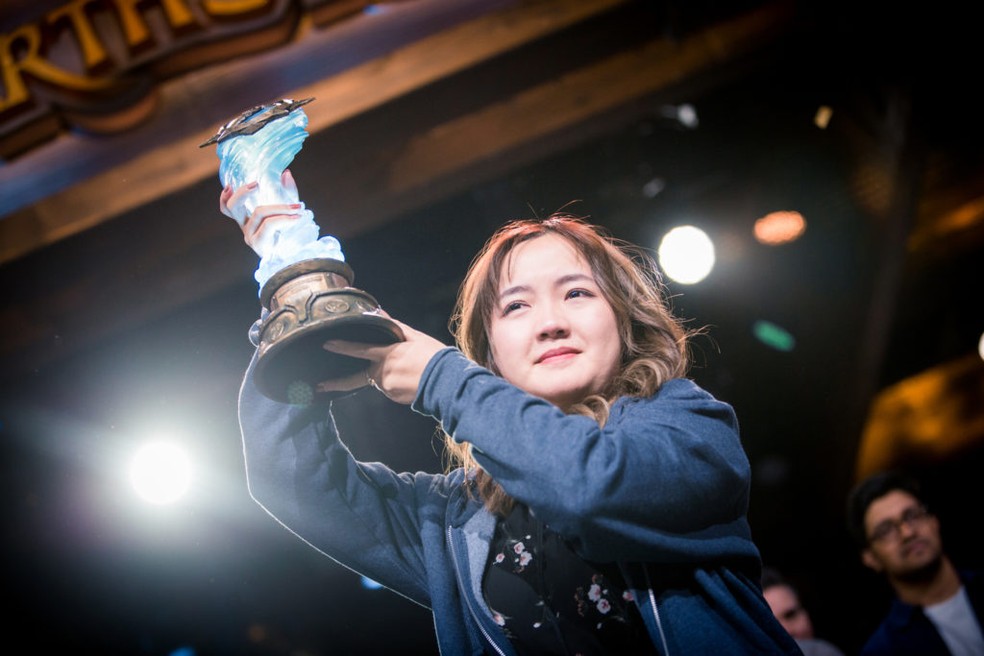 Liooon foi a primeira mulher a receber um troféu na BlizzCon — Foto: Divulgação/Blizzard Entertainment