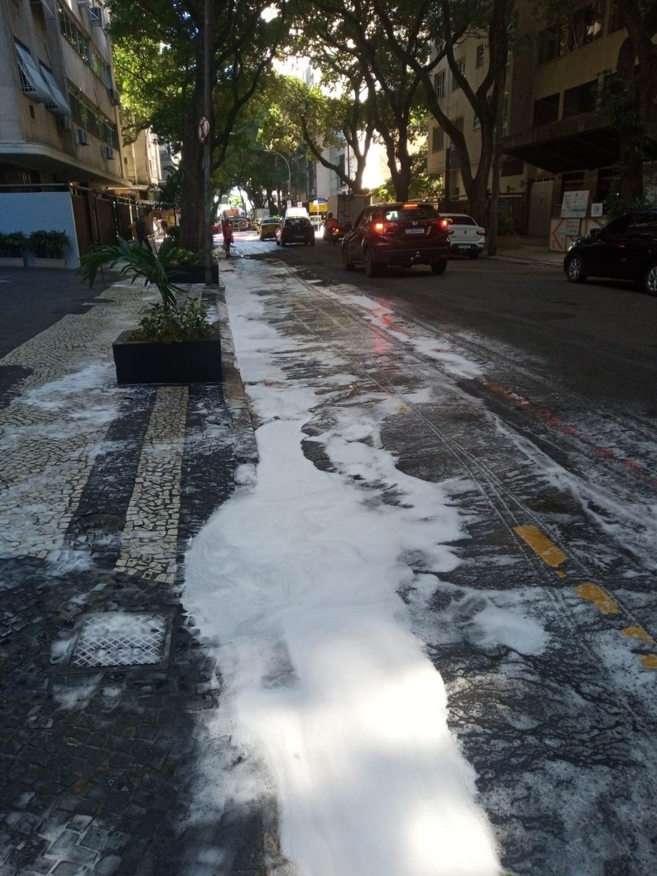 Moradores de Copacabana estão intrigados com  espuma que surgiu entre asfalto e calçada