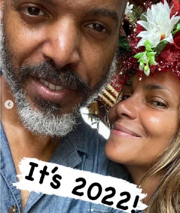Halle Berry e Van Hunt celebrando a chegada de 2022 (Foto: Instagram)
