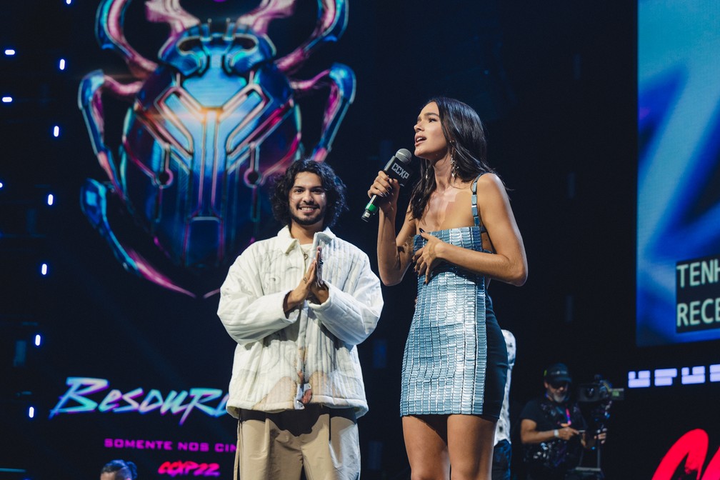 Xolo Maridueña e Bruna Marquezine falam sobre 'Besouro Azul' na CCXP 2022 — Foto: Divulgação