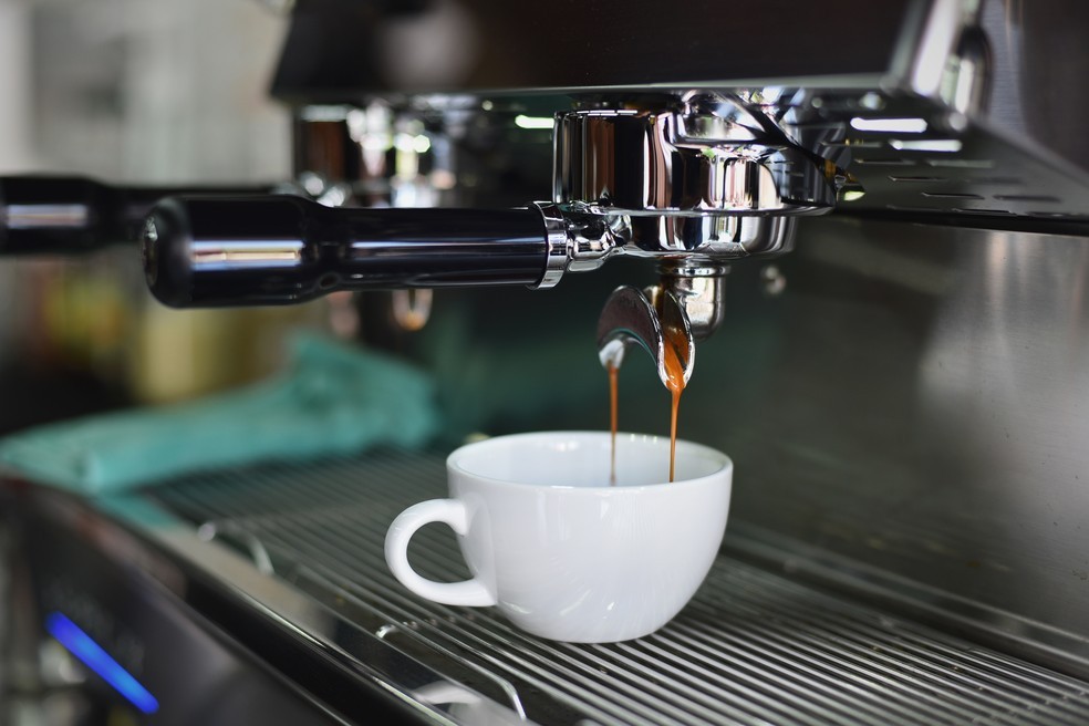 Cafeteiras expressas podem preparar a bebida a partir do café moído, em pó ou em cápsulas (Foto: Pexels / Chevanon / Divulgação)