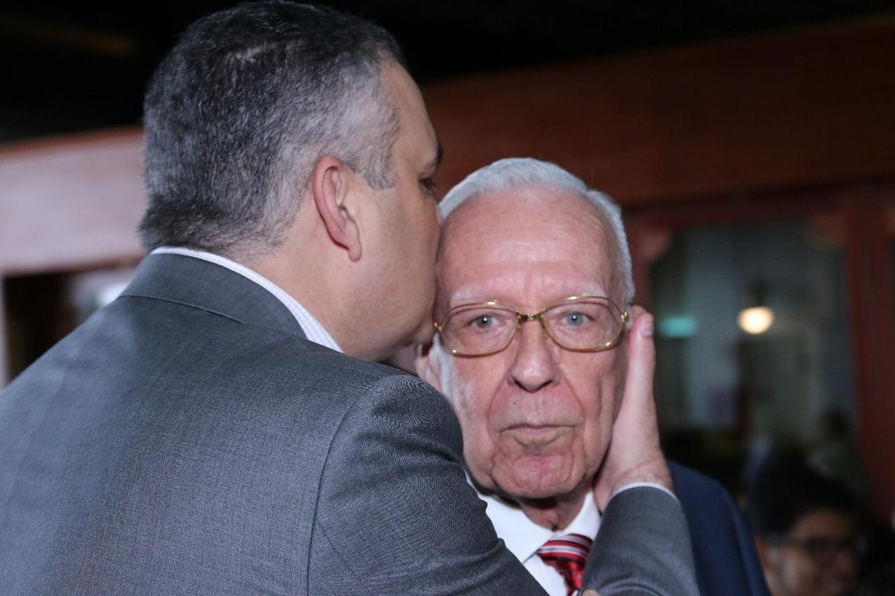 Em foto de arquivo, ex-procurador-geral de Justiça Alfredo Gaspar aparece dando um beijo no pai, Carlos Mendonça — Foto: Arquivo pessoal