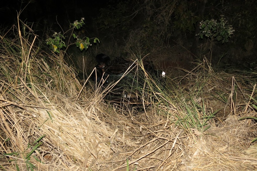 Veículo caiu em uma ribanceira após capotar na SP-294 — Foto: Cedida