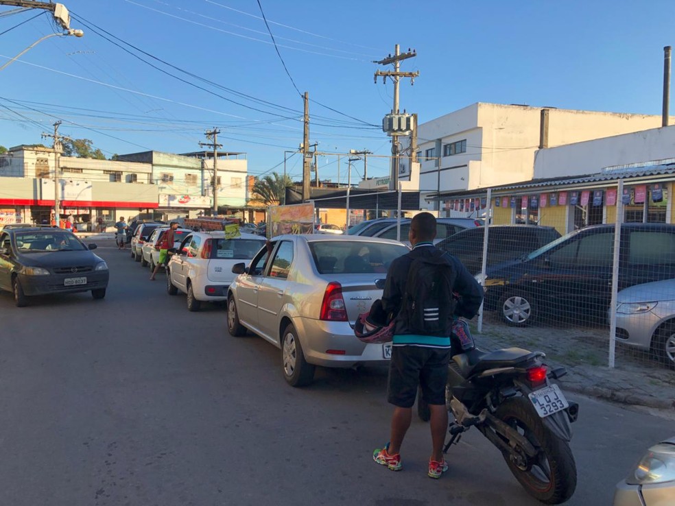 Motoristas e motociclistas fazem fila em posto em São Gonçalo (Foto: Carlos Brito/ G1)