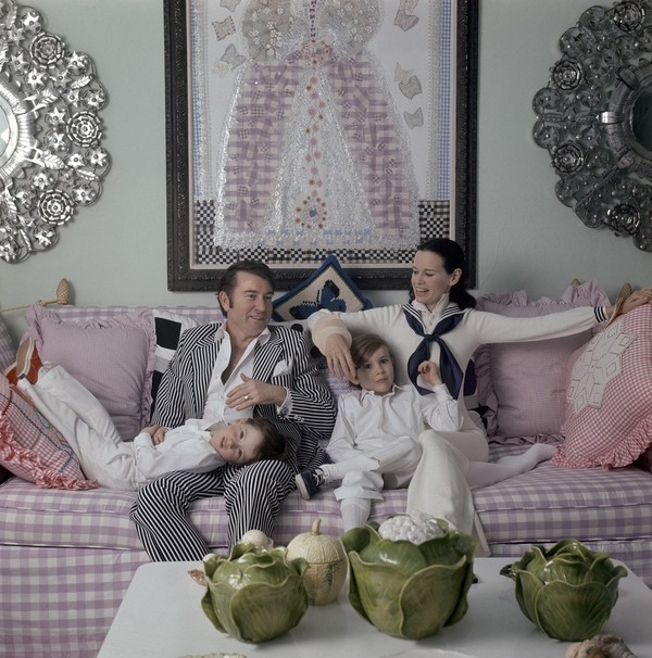 Gloria Vanderbilt perheineen: Wyatt Cooper ja pojat Anderson (vas.) ja Carter 1970-luvulla - Kuva: HBO/Disclosure