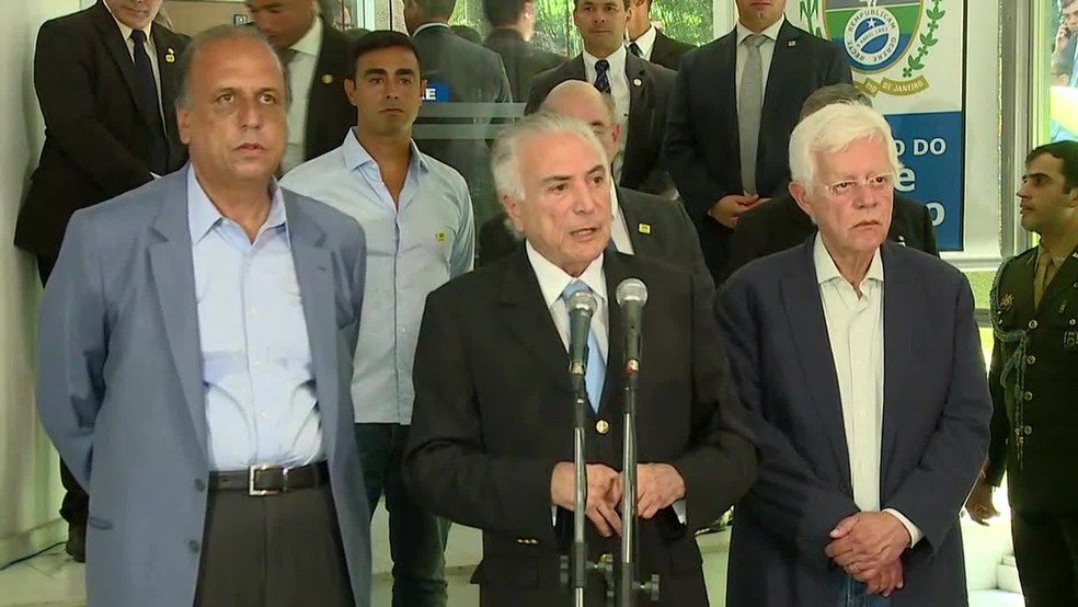 O presidente Michel Temer ao lado do governador Luiz Fernando Pezão e do ministro Moreira Franco (Foto: Reprodução/ GloboNews)