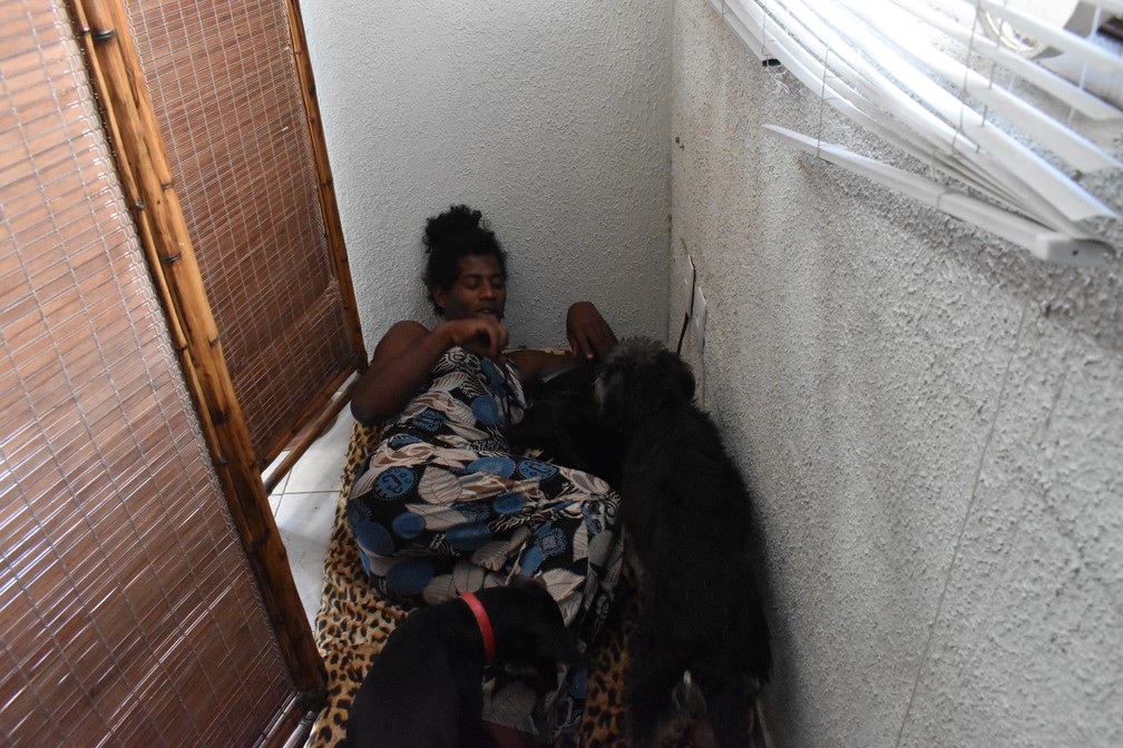 Adriana divive o quarto onde mora com três cachorros (Foto: Fernando Evans/G1)