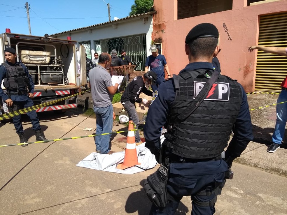 Prestador de serviço da Energisa é morto no bairro Aponiã, em Porto Velho — Foto: Diêgo Holanda/G1