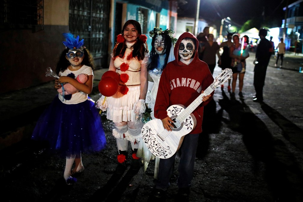 Crianças participam da parada 'La Calabiuza' na véspera do Dia dos Mortos em Tonacatepeque, El Salvador, nesta sexta (1º) — Foto: José Cabezas/Reuters