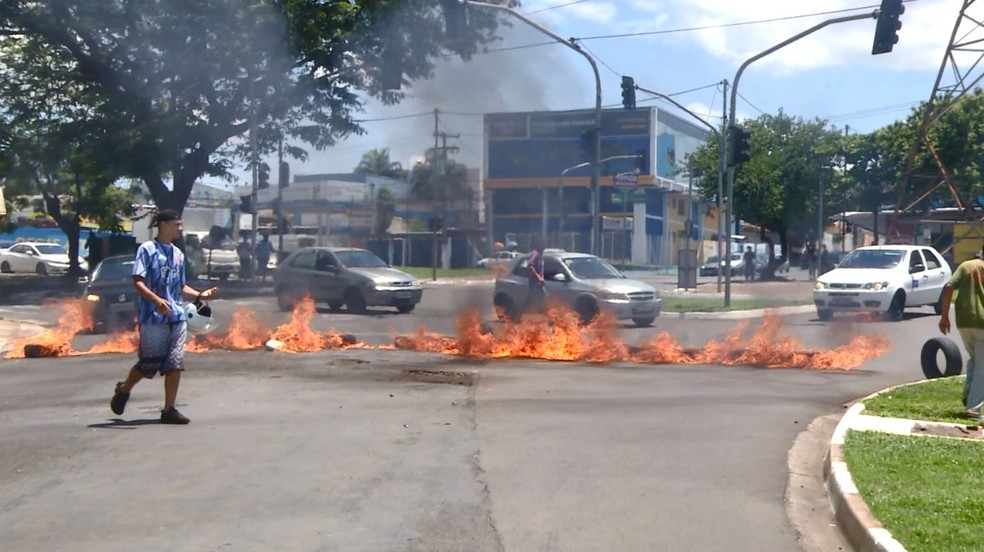 Moradores queimaram pneus em Hortolândia — Foto: Reprodução / EPTV