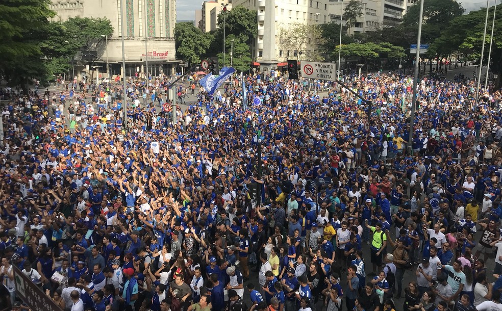 Torcida do Cruzeiro lotou a Praça Sete — Foto: Maurício Paulucci