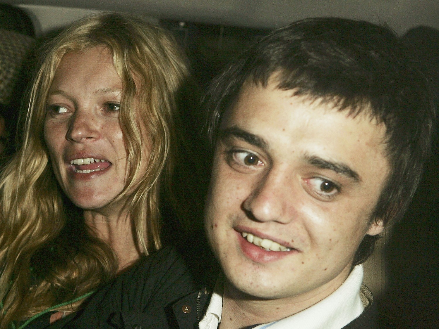A topmodel Kate Moss e o roqueiro Pete Doherty formaram um casal da pesada no início do século 21. O consumo de drogas pelo casal era tanto que imagens de ambos consumindo uma variedade de substâncias proibidas vieram à tona. (Foto: Getty Images)