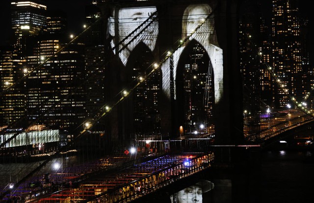 NEW YORK, NY  - MARCH 14: Faces of victims of COVID-19 are projected onto the Brooklyn Bridge during a memorial service called “A COVID-19 Day of Remembrance” on March 14, 2021 in New York City. The event, which will include a virtual performance by The N (Foto: Getty Images)