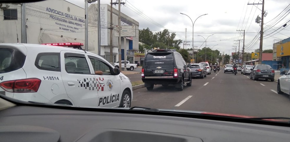 Polícia Militar realizou um cortejo até o local do velório — Foto: Polícia Militar