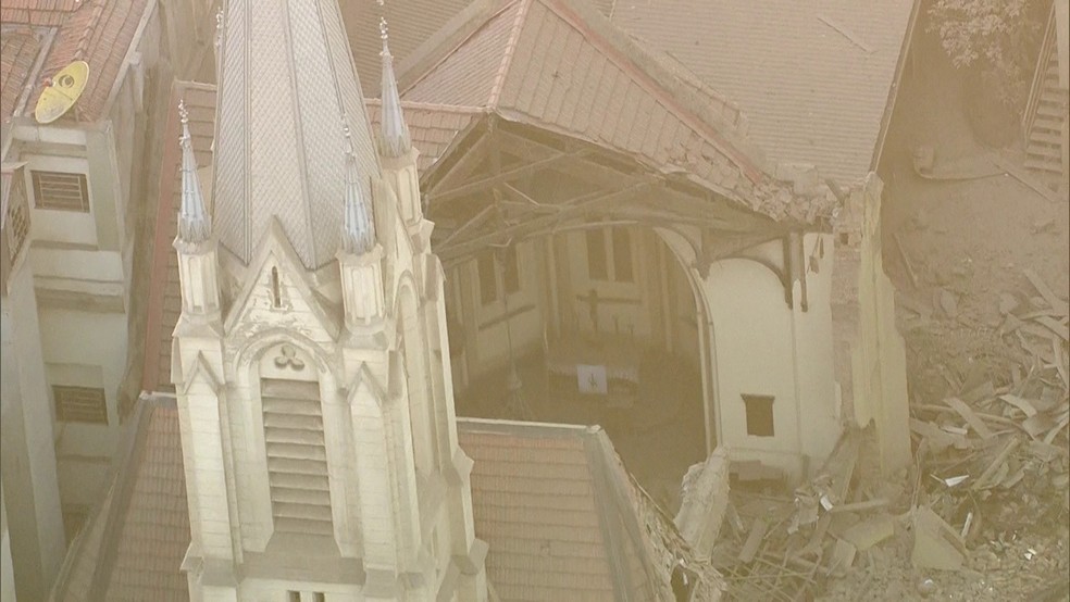 Igreja Luterana foi atingida pelos escombros (Foto: Reprodução/ TV Globo)
