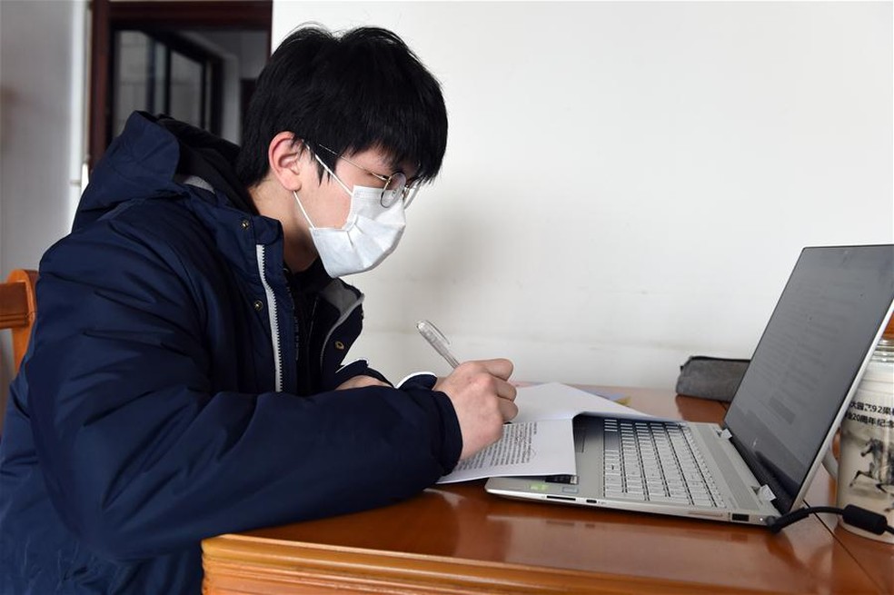 Aluno do ensino fundamental tem aula on-line, em Hefei, na região leste da China — Foto: Xinhua/Zhou Mu