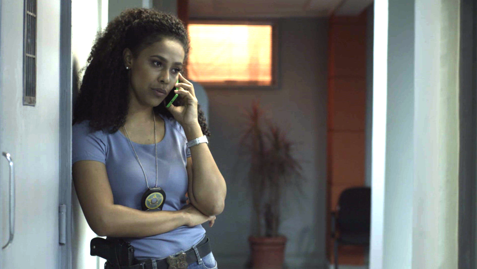 Nina vê Maria Pia na delegacia e liga para Athaíde (Foto: TV Globo)