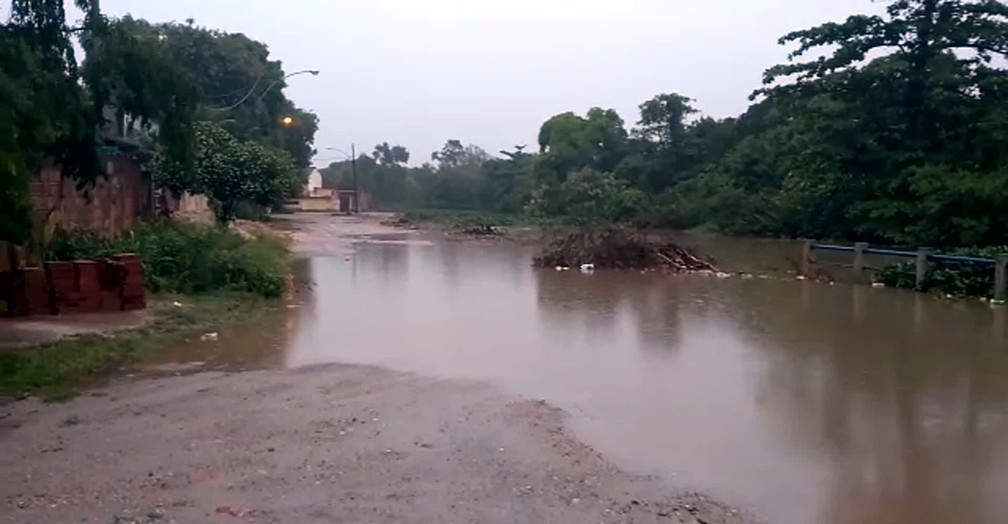Rua alagada em Guaratiba — Foto: Redes sociais