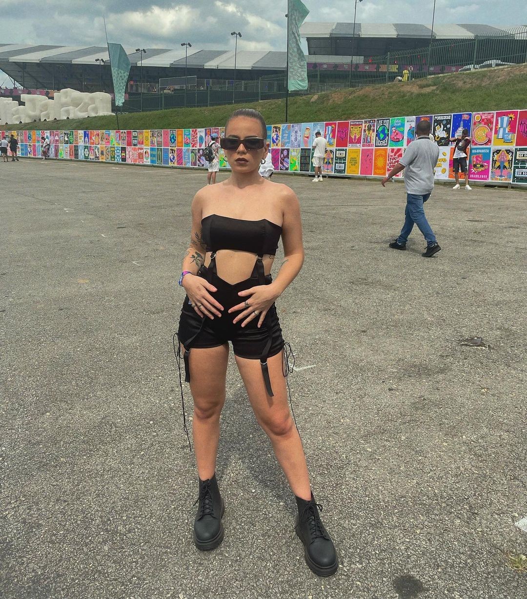 Carol Biazin de macaquinho preto recortado no Lollapalooza (Foto: Reprodução Instagram)