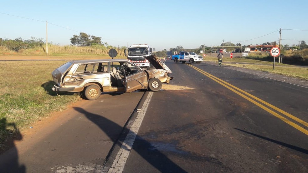 Batida transversal foi na SP-294, em Osvaldo Cruz &mdash; Foto: Pol&iacute;cia Rodovi&aacute;ria