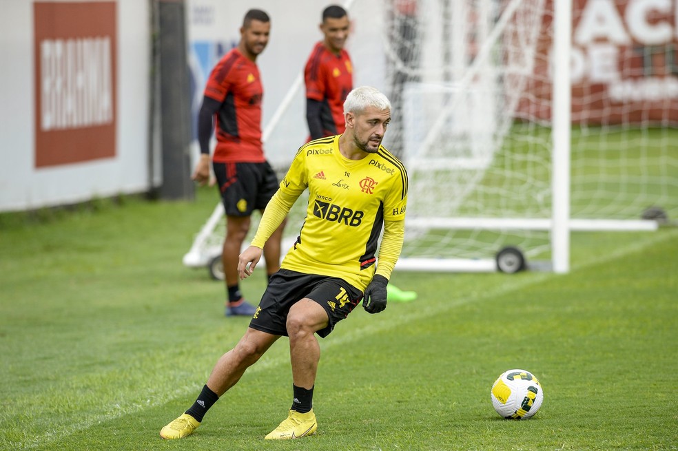 Arrascaeta em treinamento do Flamengo no CT  &mdash; Foto: Marcelo Cortes / Flamengo