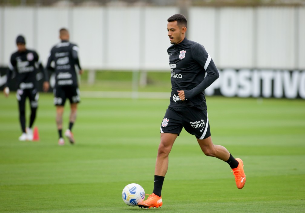 Belezi se vê mais maduro e mira promoção no Corinthians: 