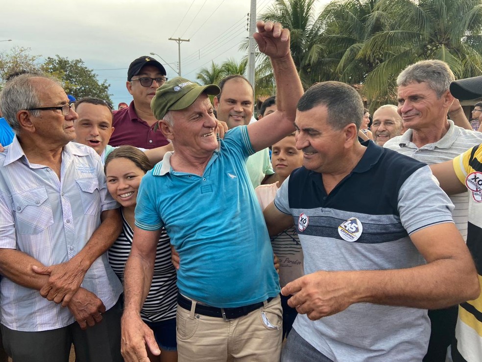 Diceu Bolina (de azul) é o novo prefeito de Pugmil — Foto: Guilherme Lima/TV Anhanguera