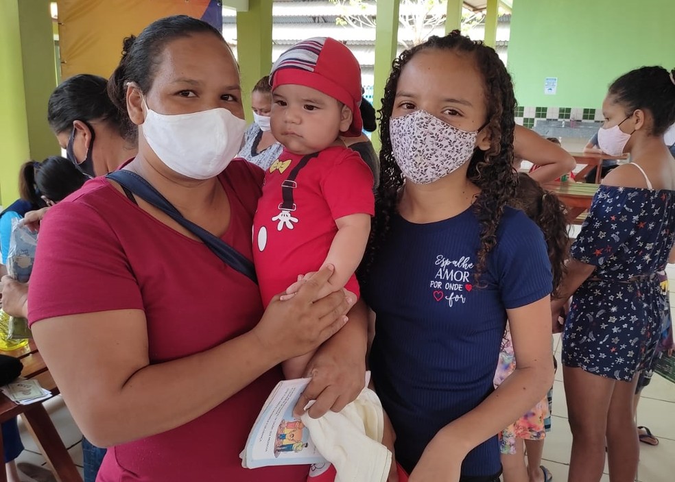 Amanda Saldanha levou a filha de 13 anos para receber a primeira dose de vacina contra a Covid-19 — Foto: Elizânia Dinarte/CBN Rio Branco