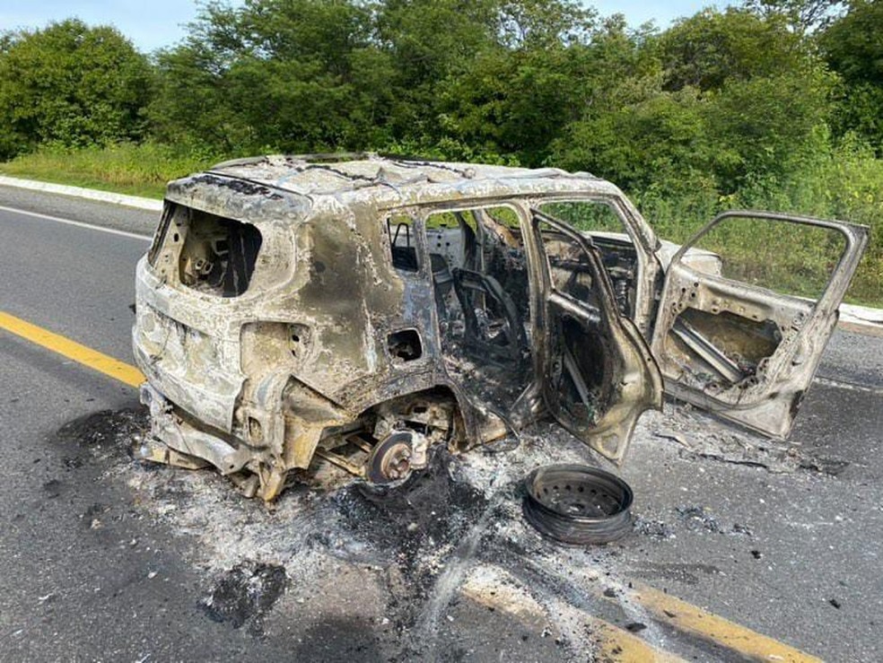 Carro incendiado após explosão a carro-forte no Sertão da Paraíba — Foto: Beto Silva/TV Paraíba