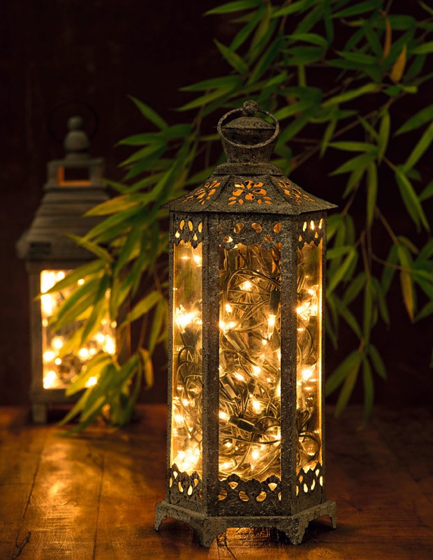 Luzinhas de Natal podem ser aproveitadas o ano inteiro: dentro de lanternas de ferro, elas criam um lindo efeito no ambiente (Foto: Iara Venanzi / Editora Globo)