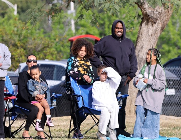 Kim Kardashian e Kanye West com filhos (Foto: The Grosby Group)