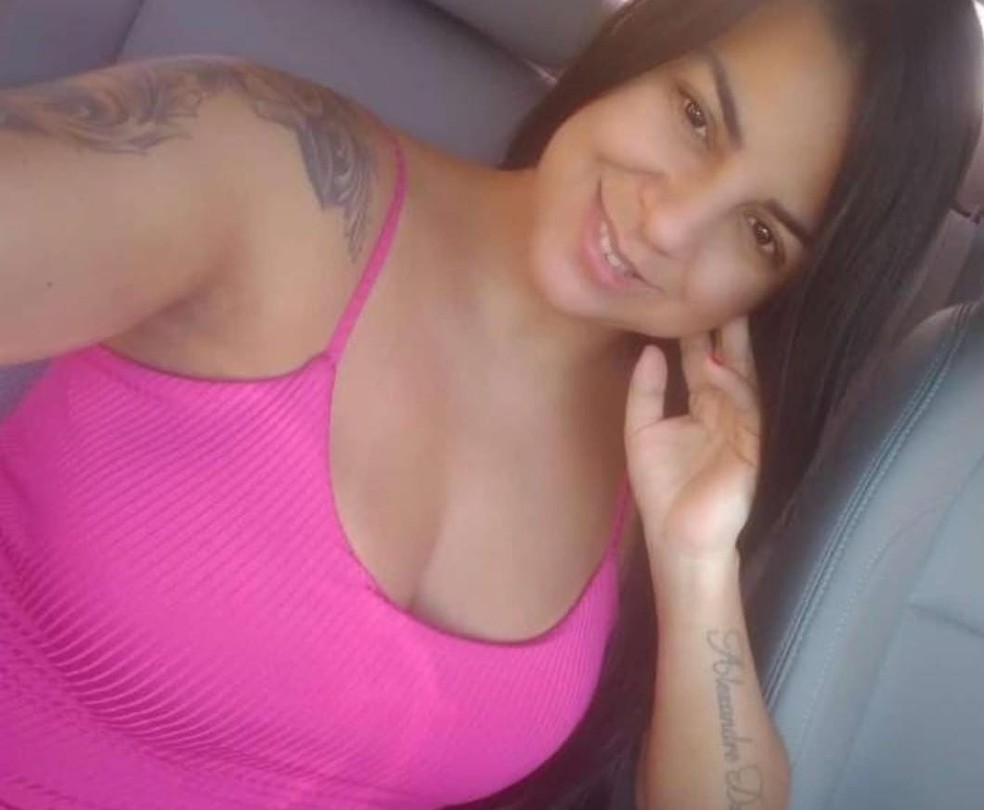 Aniely Alves de Souza, de 29 anos, foi encontrada queimada dentro do carro — Foto: Redes sociais