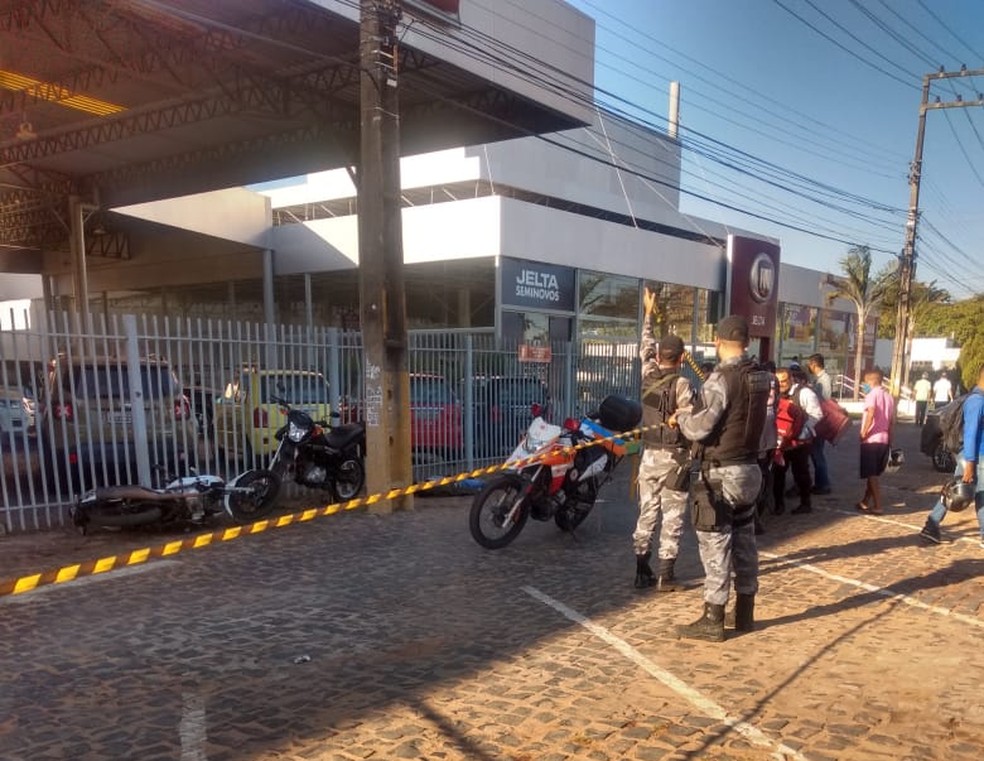Vítima estava esperando namorada quando foi abordada pelos suspeitos na Zona Leste de Teresina — Foto: Divulgação/PM-PI
