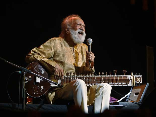 Músico indiano Ravi Shankar, durante um concerto em Bangalore, na Índia, em fevereiro de 2012. (Foto: Aijaz Rahi / Arquivo / AP Photo)