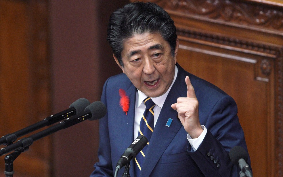 Shinzo Abe falando ao Parlamento em 2019 — Foto: AP Photo/Eugene Hoshiko