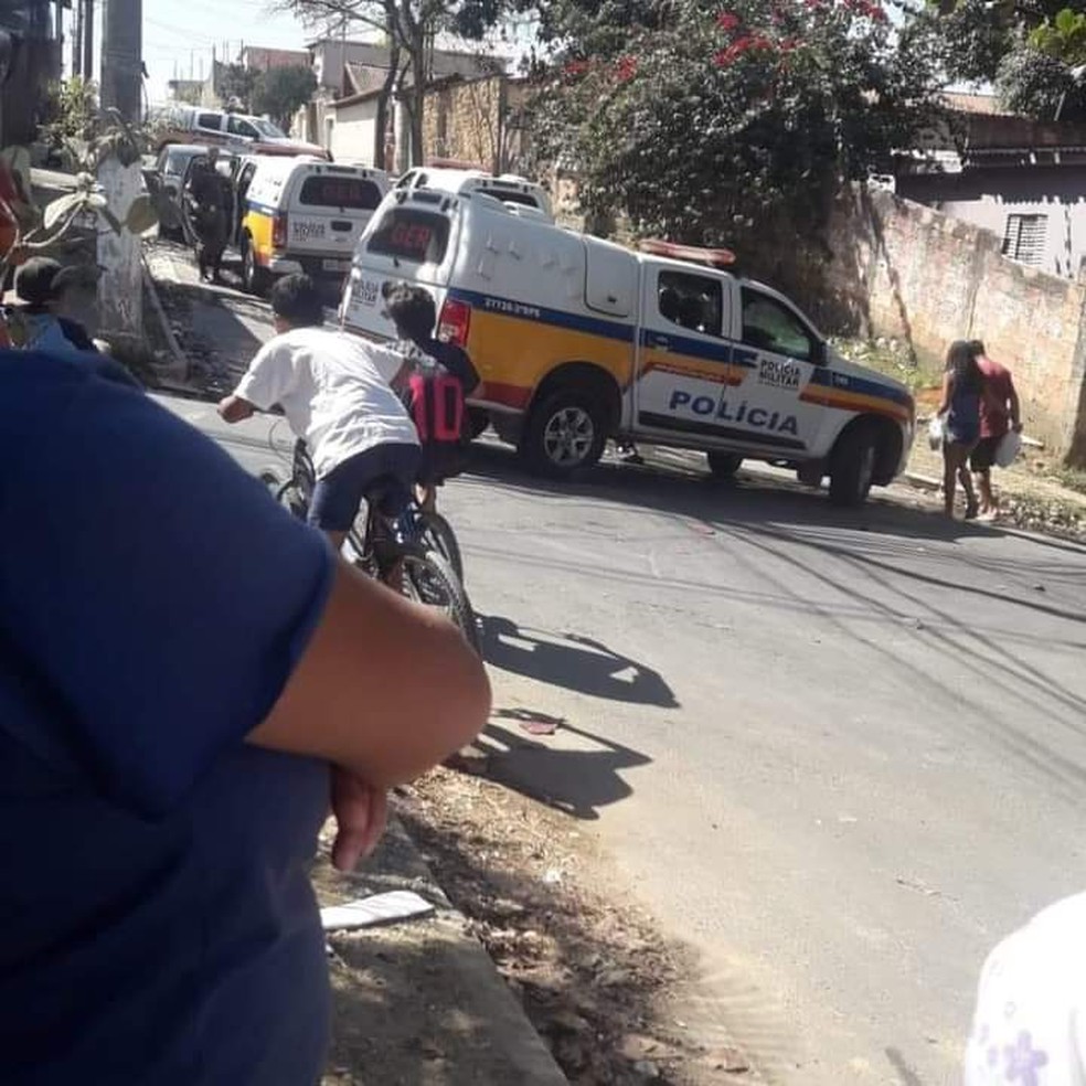 Viaturas da Polcia Militar na rua onde Jefferson foi morto, no bairro Veneza, em Ribeiro das Neves.  Foto: Redes Sociais